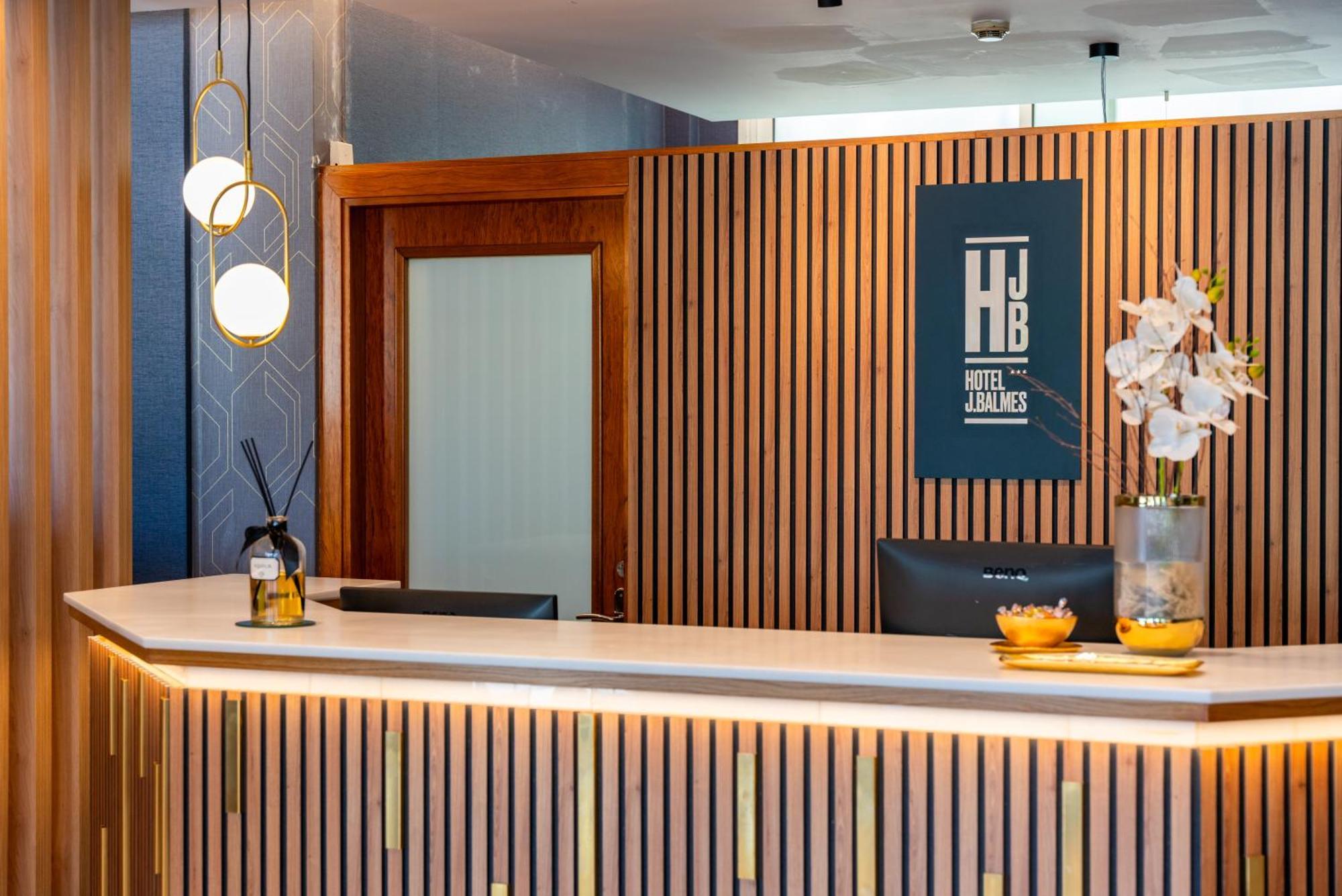 Hotel J. Balmes Vic Buitenkant foto
