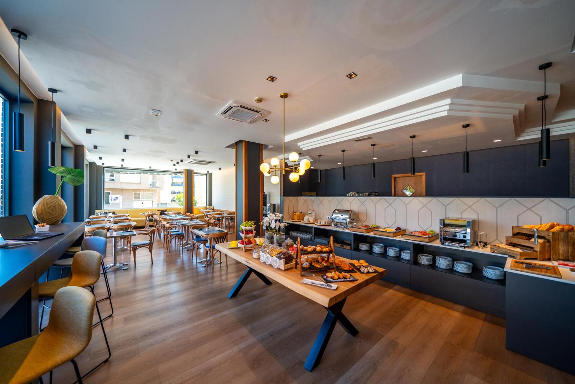Hotel J. Balmes Vic Buitenkant foto