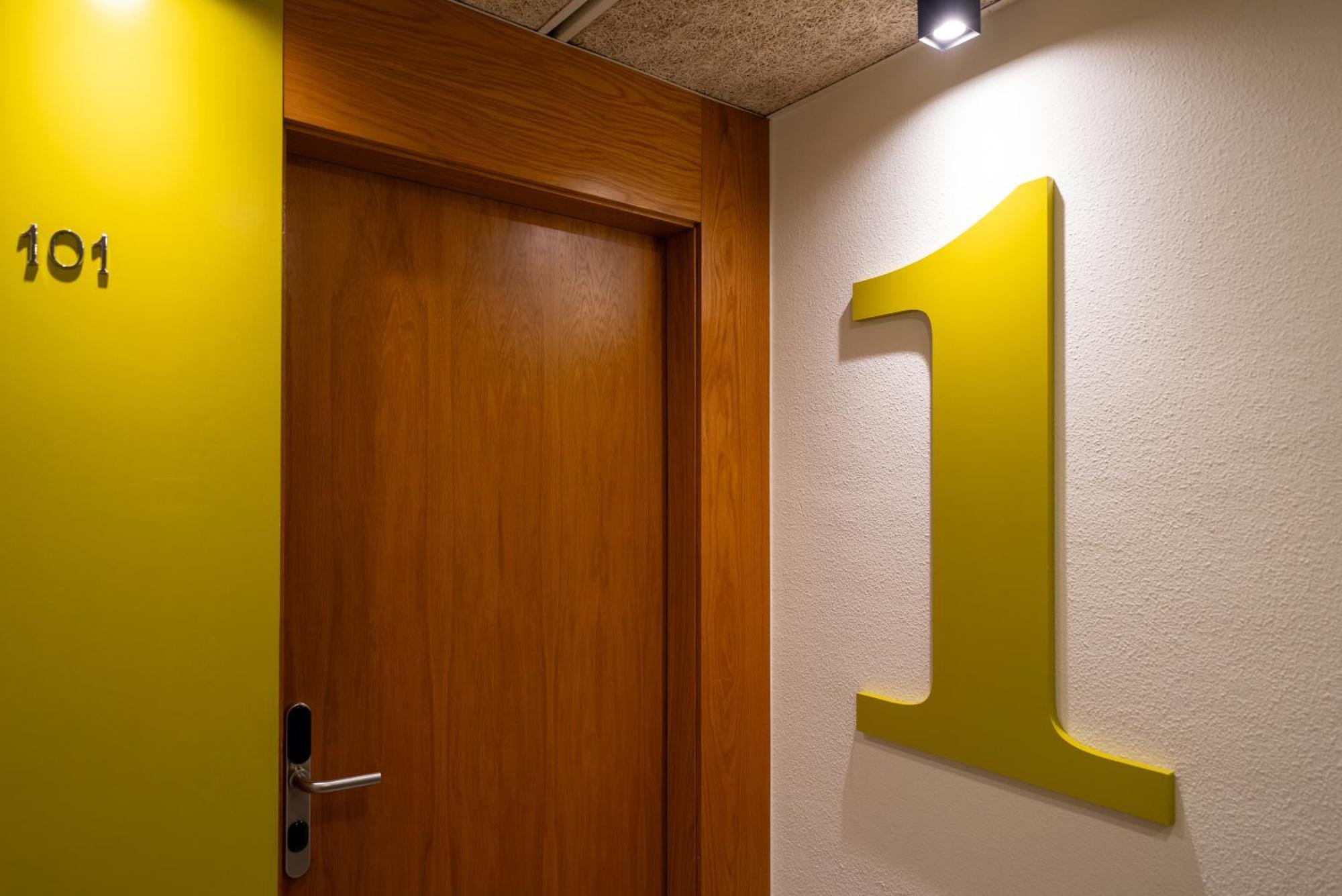 Hotel J. Balmes Vic Buitenkant foto