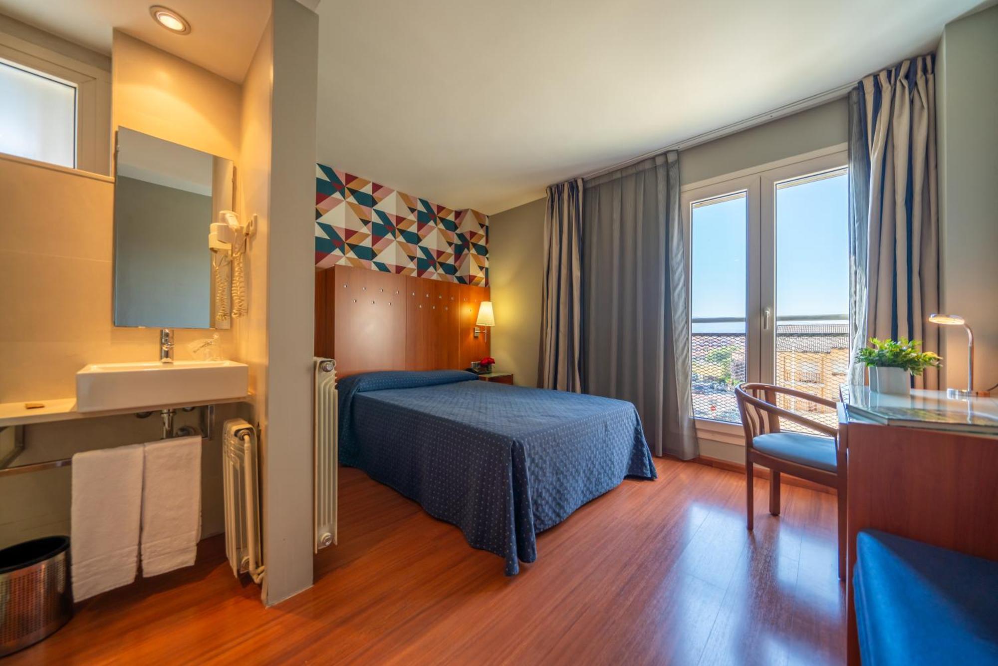 Hotel J. Balmes Vic Buitenkant foto