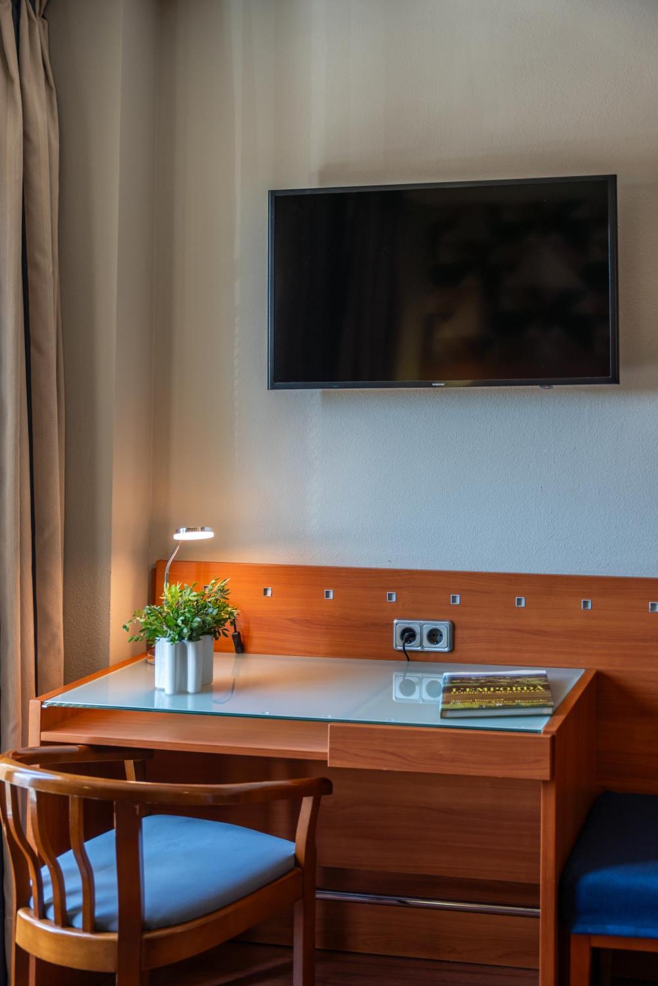 Hotel J. Balmes Vic Buitenkant foto