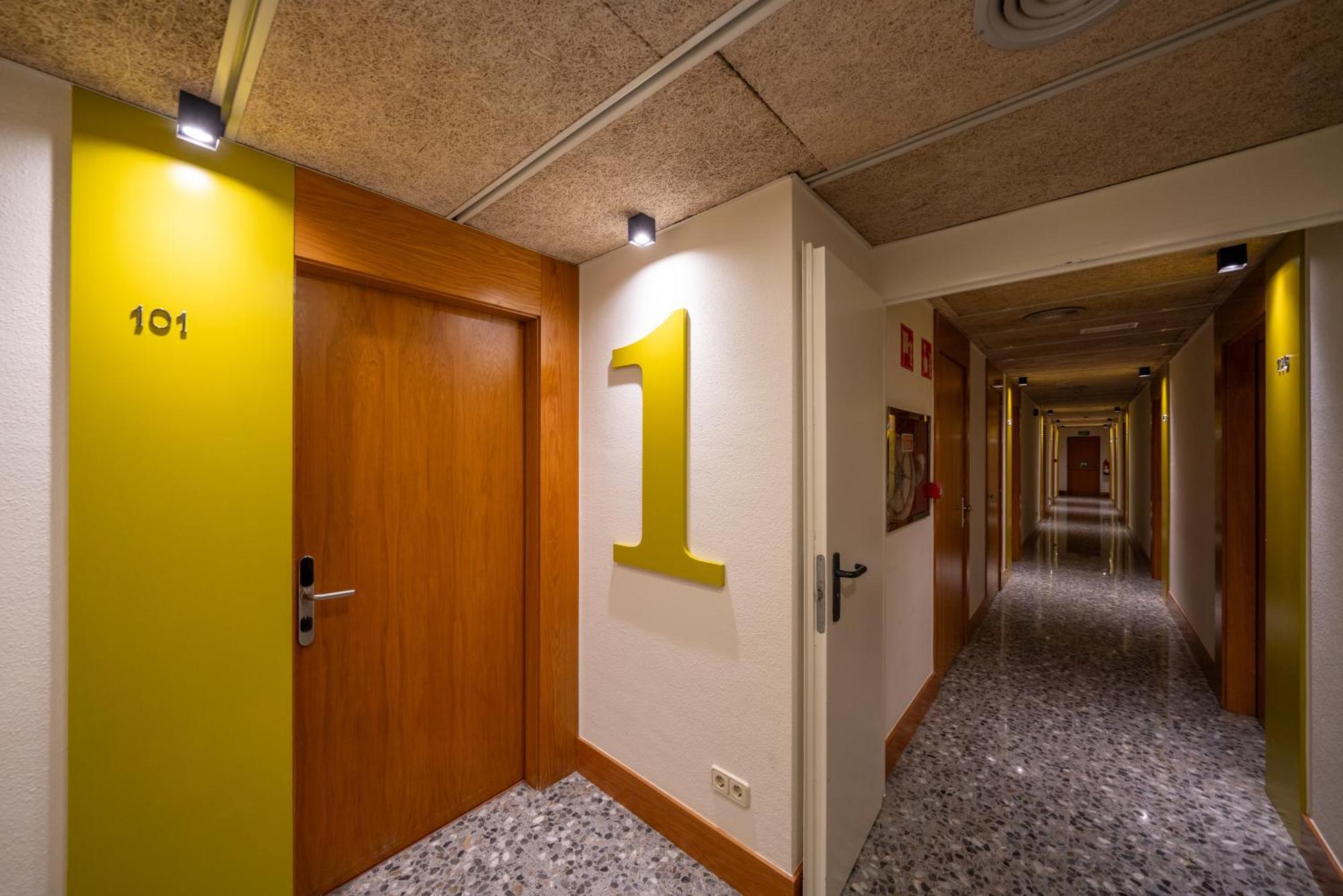 Hotel J. Balmes Vic Buitenkant foto
