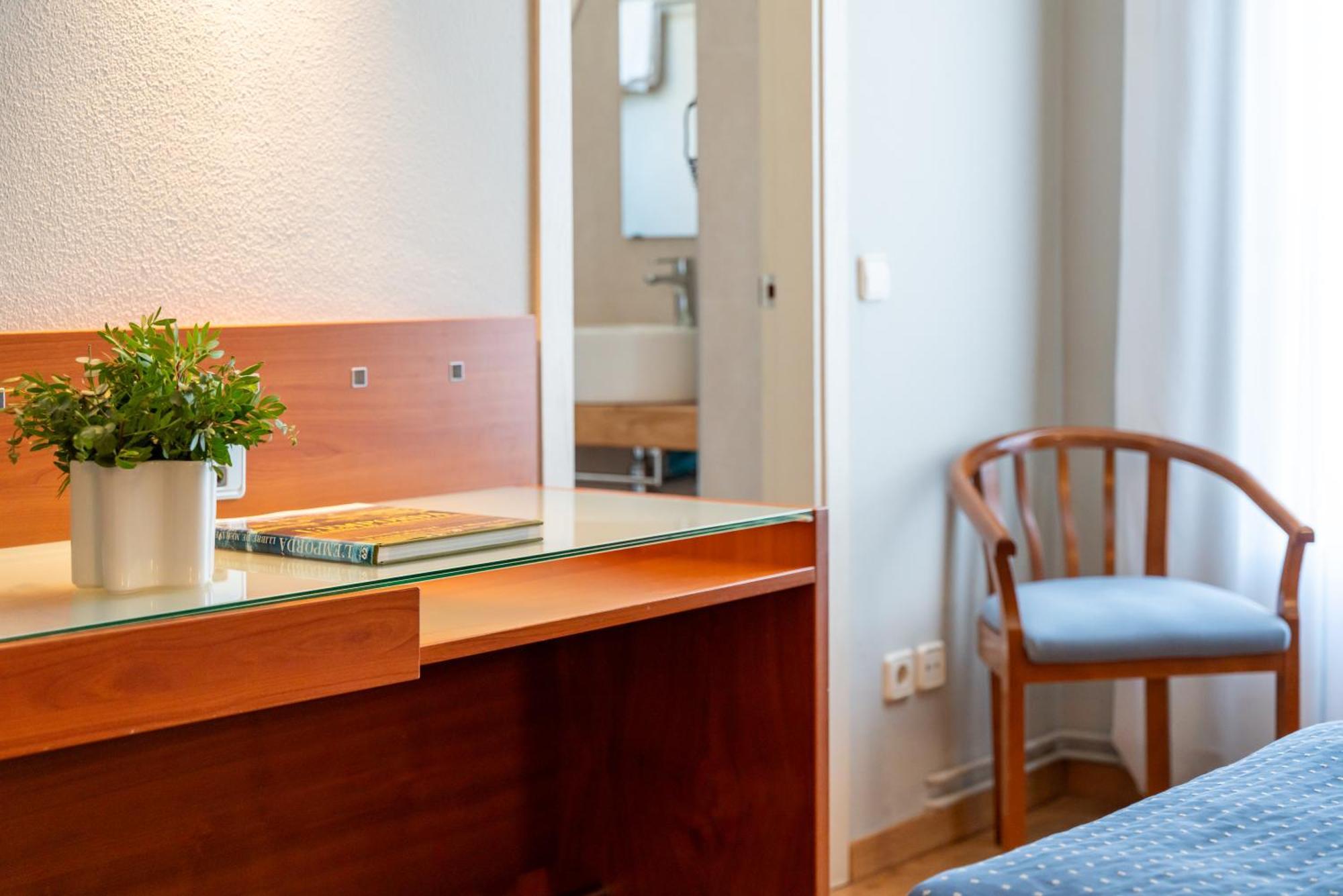 Hotel J. Balmes Vic Buitenkant foto