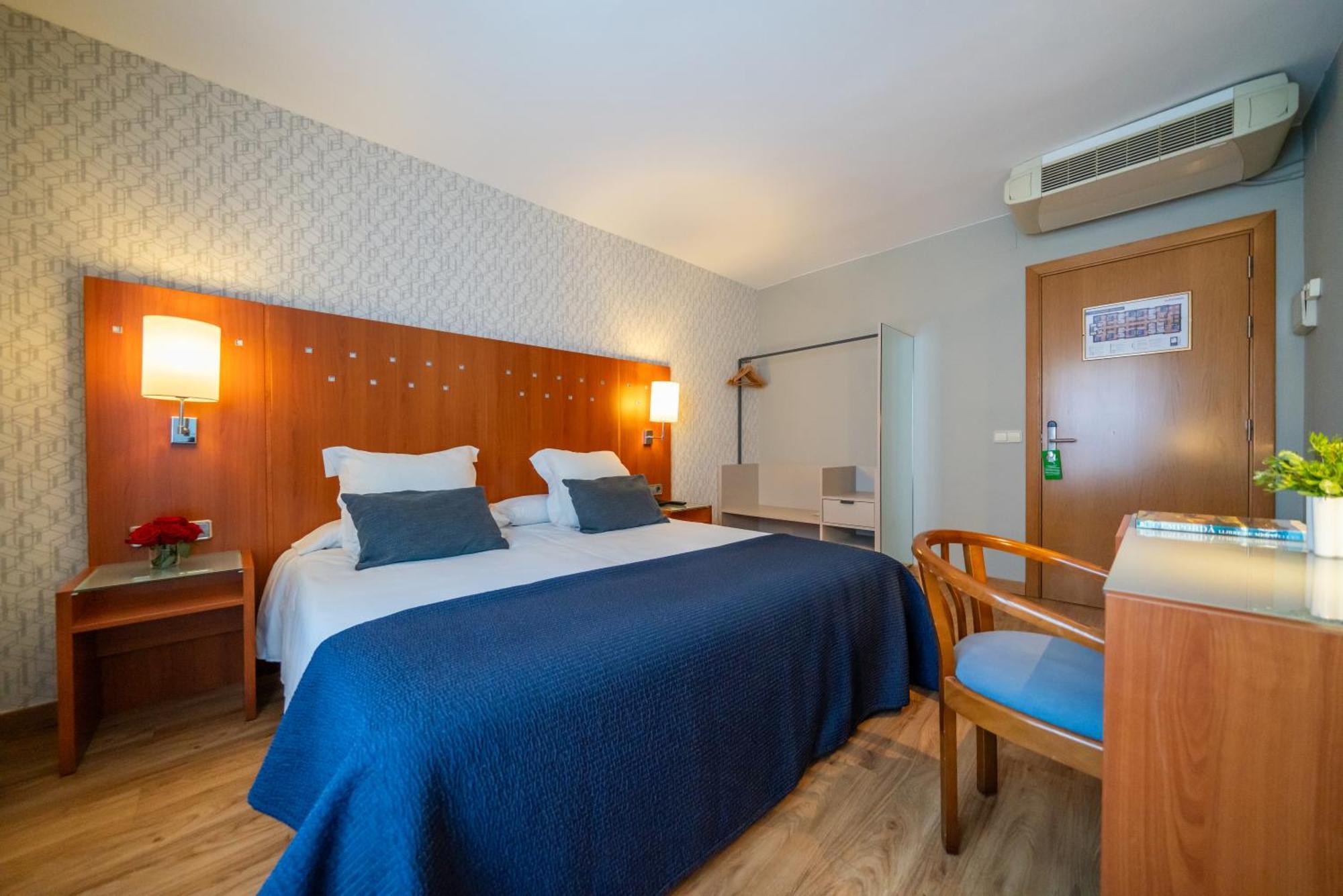 Hotel J. Balmes Vic Buitenkant foto